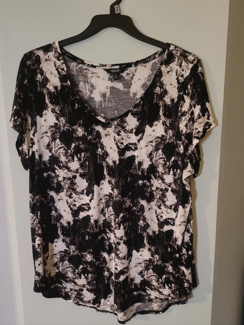 Simply Vera Vera Wang Black and White Abstract V-Neck Tee